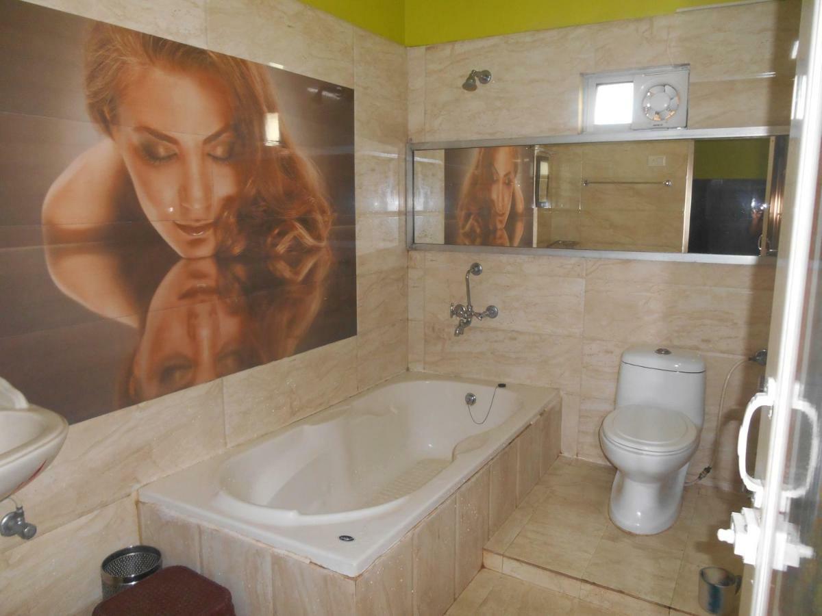 Hotel Surja Laxmi Raiganj Luaran gambar